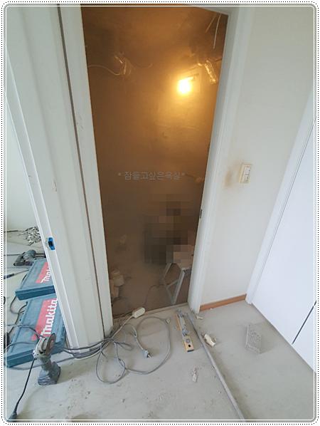 도어 주변에서 도구를 활용해 측정하는 모습
