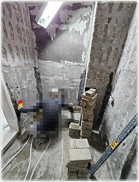 벽돌을 쌓아 젠다이 기초를 만드는 조적 작업