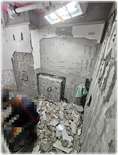 벽면 타일과 설비를 철거하여 콘크리트가 노출된 모습