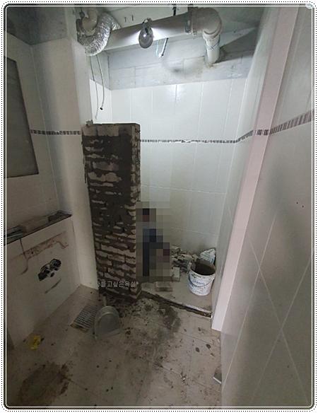 벽면 타일을 부착하고 있는 과정