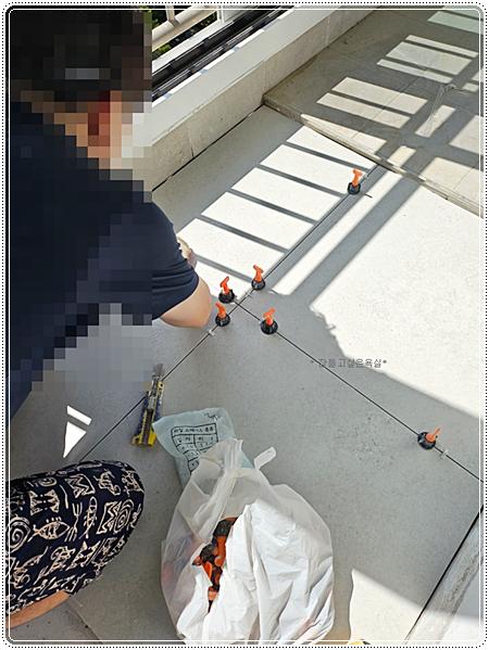 수평 확인을 위한 라인 툴과 고정 장치가 놓인 바닥