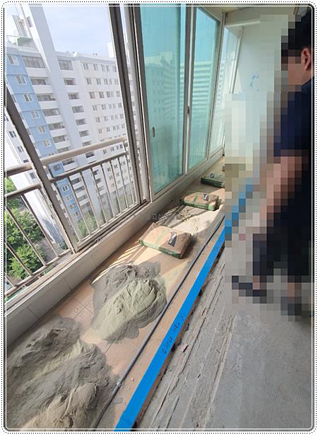 단높임 조절을 위해 시멘트 미장을 진행 중인 발코니