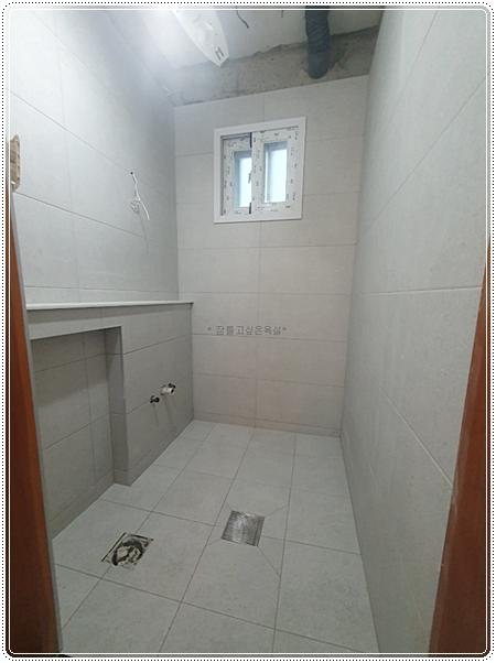 샤워 설비 주변의 타일 줄눈 작업