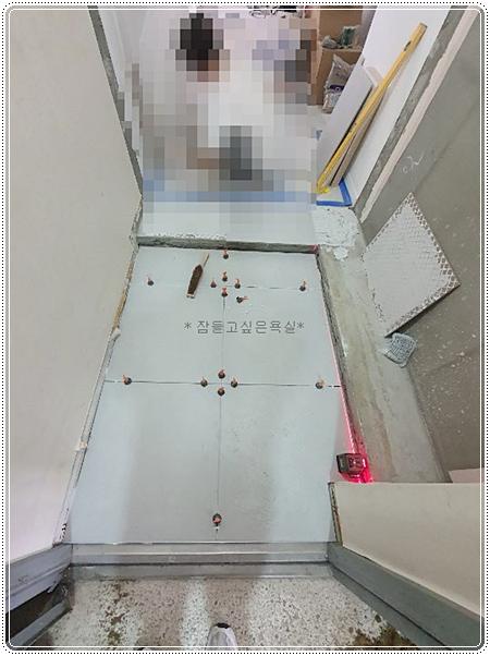 바닥 타일 위로 붉은 라인이 배치된 시공 중 모습