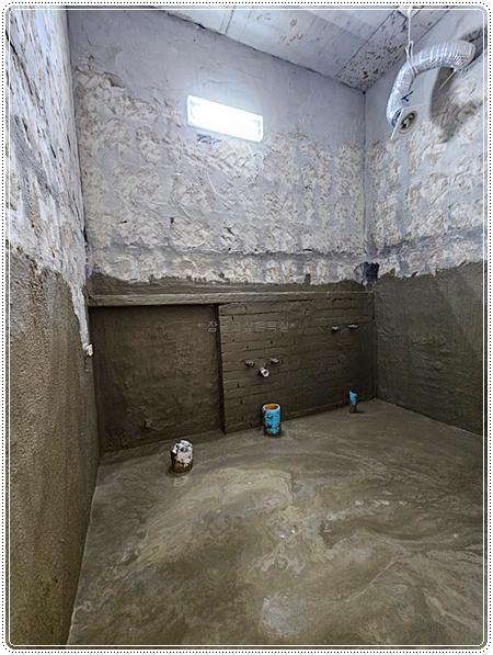 벽면 철거 후 조적 작업이 진행 중인 모습