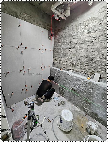작업 도구들이 놓인 시공 현장