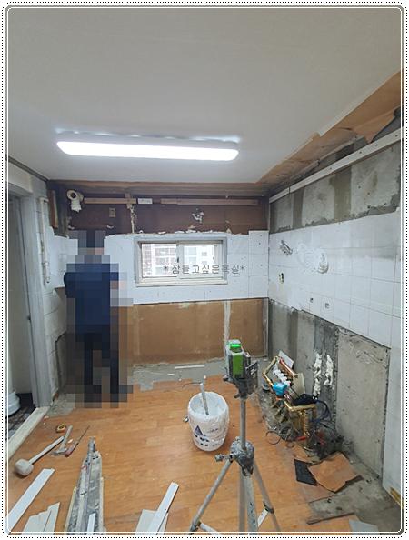 벽면 타일 작업을 진행 중인 시공 장면
