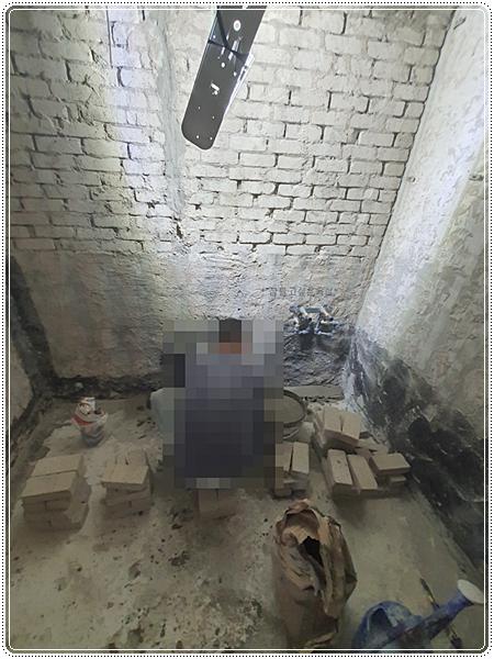 배관 설치와 벽돌 적재가 보이는 공사 현장