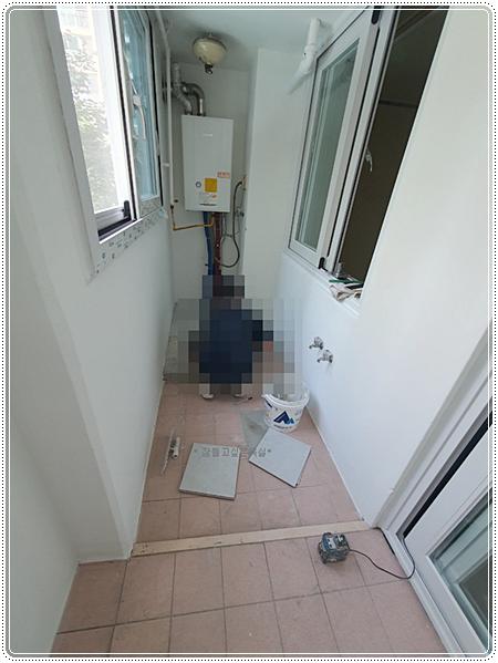바닥면과 소형 도구들이 놓인 작업 현장