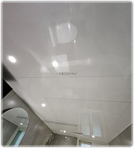 천장 마감재와 매립 조명이 설치된 모습