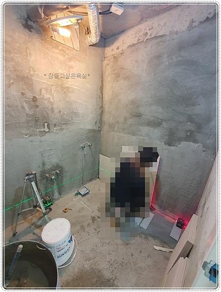 벽 타일 시공 후 설치된 환풍기와 샤워 설비