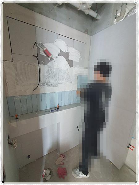 접착제 카트리지와 수공구가 놓인 모습
