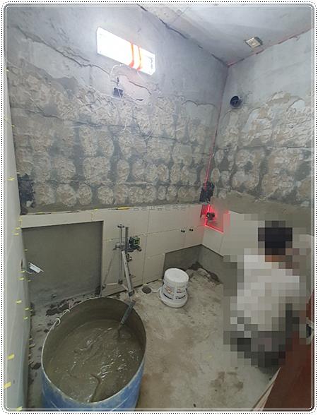 레이저 수평계를 이용한 벽 타일 시공 과정