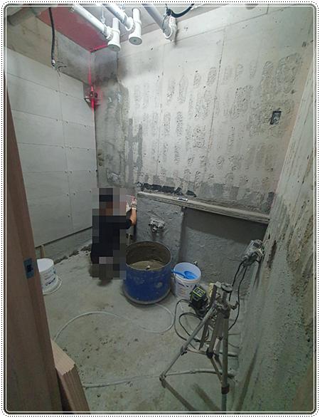 떠발이 공법으로 벽 타일을 부착하는 과정