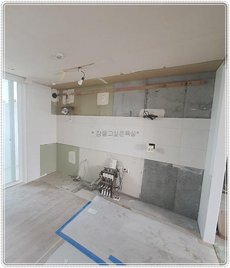전기 박스와 배선 작업이 진행 중인 실내 공간
