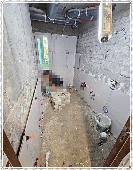 벽면 타일이 부분적으로 설치되기 시작한 모습