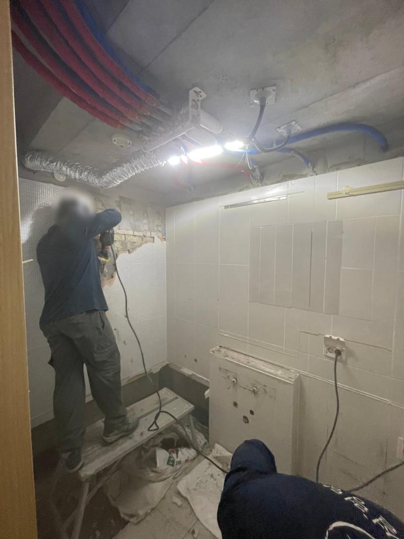 벽타일과 천장재를 제거하는 올 철거 과정