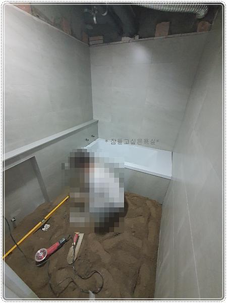 새 욕조가 설치된 욕실의 모습