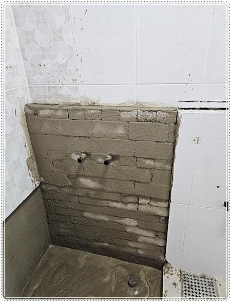 벽돌을 쌓아 젠다이를 연장하는 조적 과정