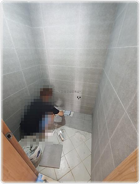 샤워 설비 주변의 타일 부착 과정