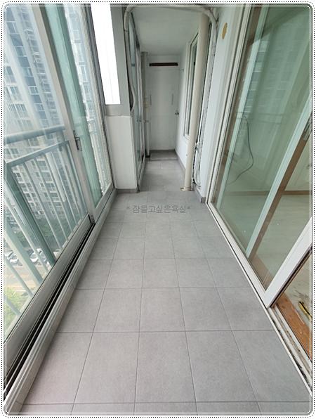 흰색 타일 바닥으로 마감된 베란다 전경
