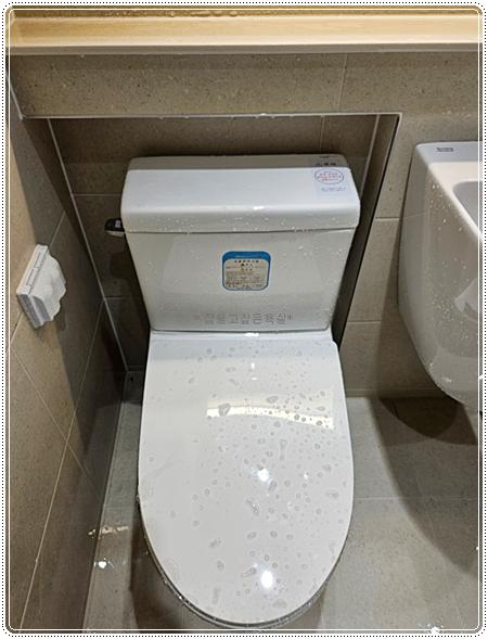 세면대와 양변기가 배치된 모습