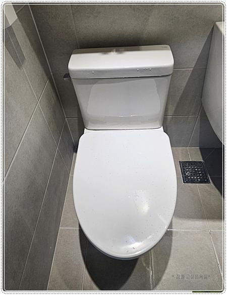 양변기 설치 과정의 모습