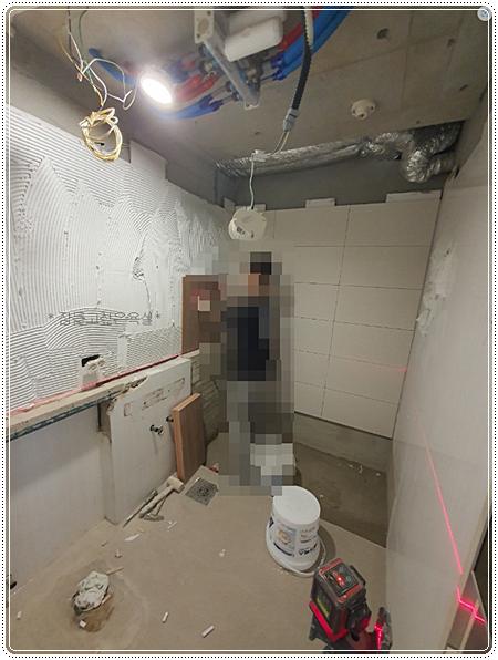 벽면에서 수공구를 사용하는 모습