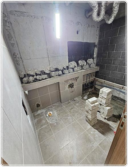 기존 타일 철거 후 배관 경로를 확인하는 과정