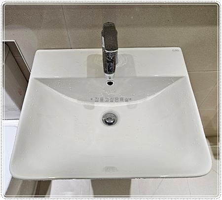 벽 배관으로 위치를 옮겨 설치 중인 세면대