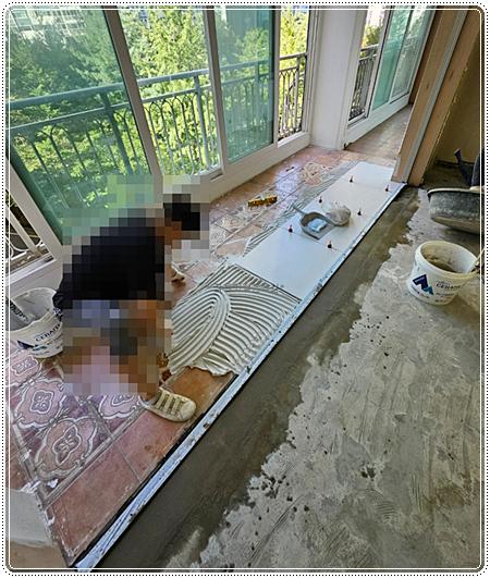 베란다 바닥에 소형 도구와 기기가 배치된 시공 과정