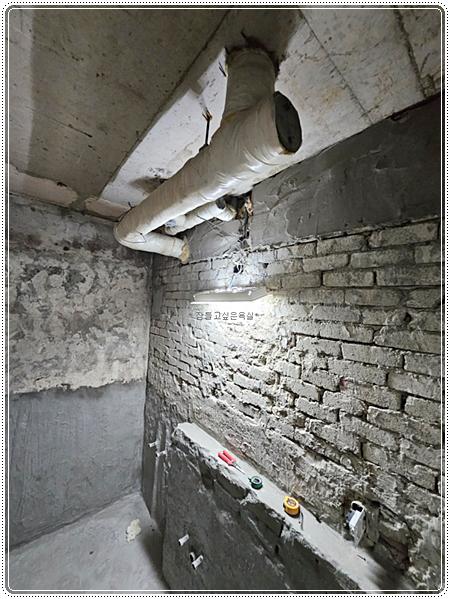 벽면과 소형 도구가 보이는 작업 장면