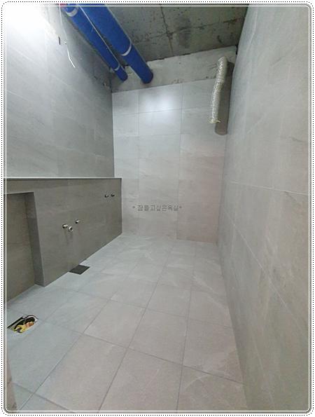 타일 마감 후 천장 배관이 노출된 상태