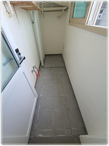 그레이톤 타일이 훑고 지나간 복도의 무드 사진