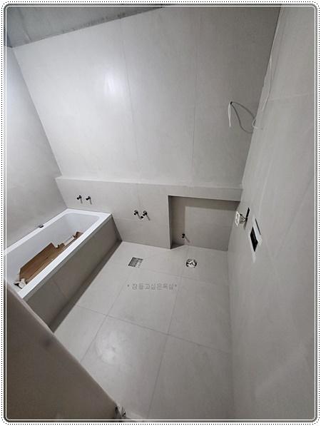 욕조 주변 타일 마감과 바닥 시공 과정