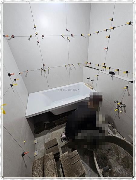 욕조 설치와 주변 설비가 진행 중인 모습