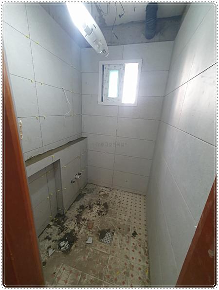 배관이 노출된 벽면의 타일 작업 준비 과정