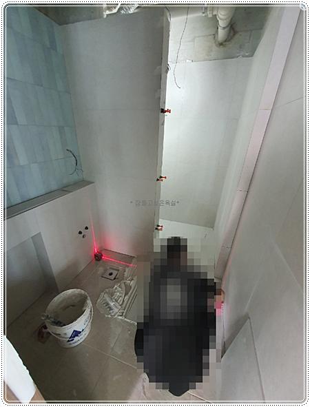 욕조와 샤워 설비가 설치된 벽면 타일 모습