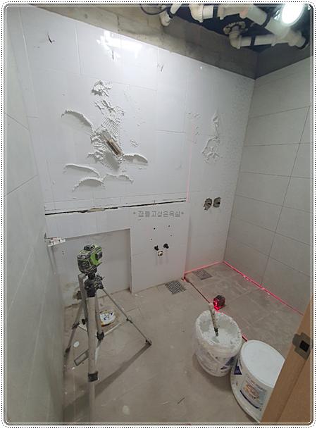 벽면 모르타르 작업과 수평 측정 과정
