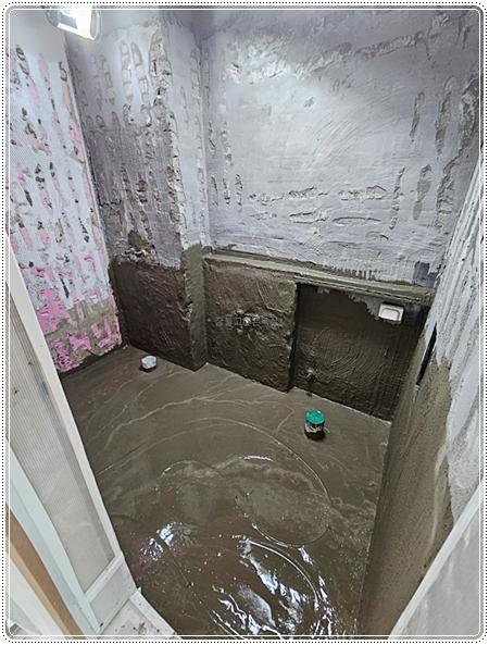 마감재 제거 후 바닥 면 정리가 진행 중인 상태
