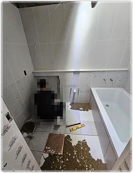 설비 작업이 진행 중인 욕실 세부 장면