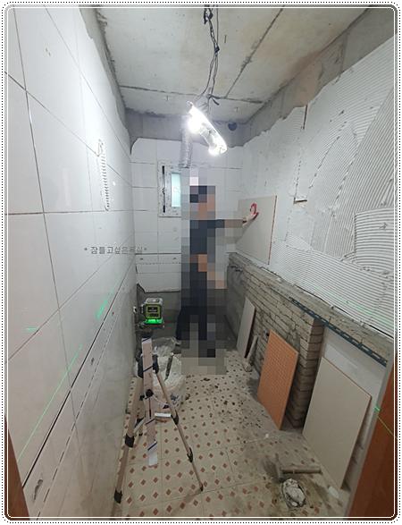 자재 정밀 가공을 위한 수공구 사용 모습