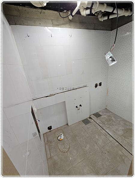 배관과 전선이 노출된 철거 후 상태