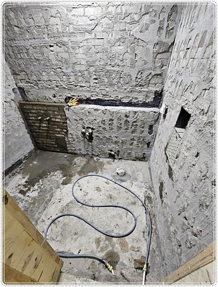 마감재가 철거되어 콘크리트 면과 배관이 드러난 상태