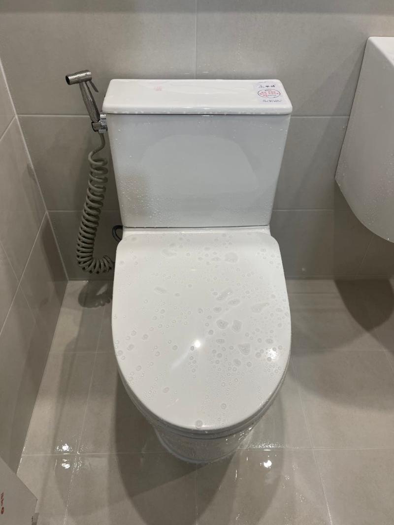 양변기와 샤워 설비 위치를 잡는 시공 과정