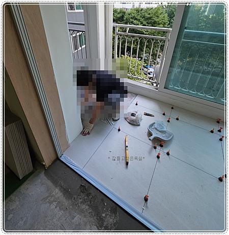 수동 접합 클램프와 소형 도구가 놓인 베란다 바닥