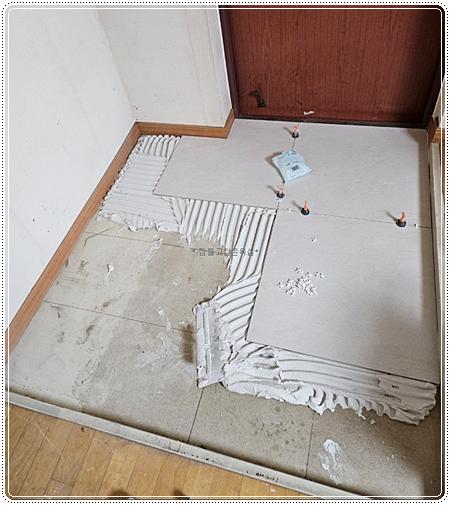 바닥 타일과 마감재가 설치 중인 모습