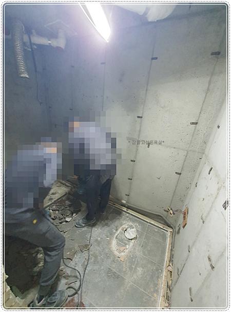 벽면과 바닥 타일을 철거하고 작업 중인 모습