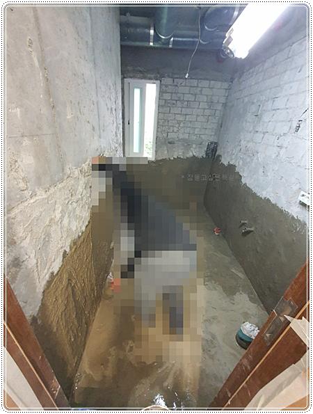 벽돌과 콘크리트가 노출된 공사 중인 내부 공간