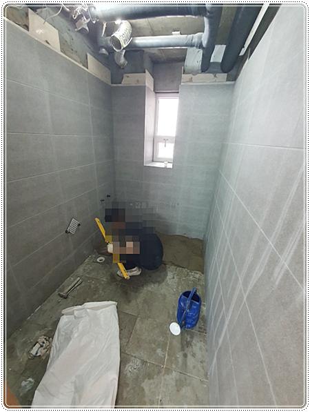타일 시공을 위해 정리된 벽면 상태
